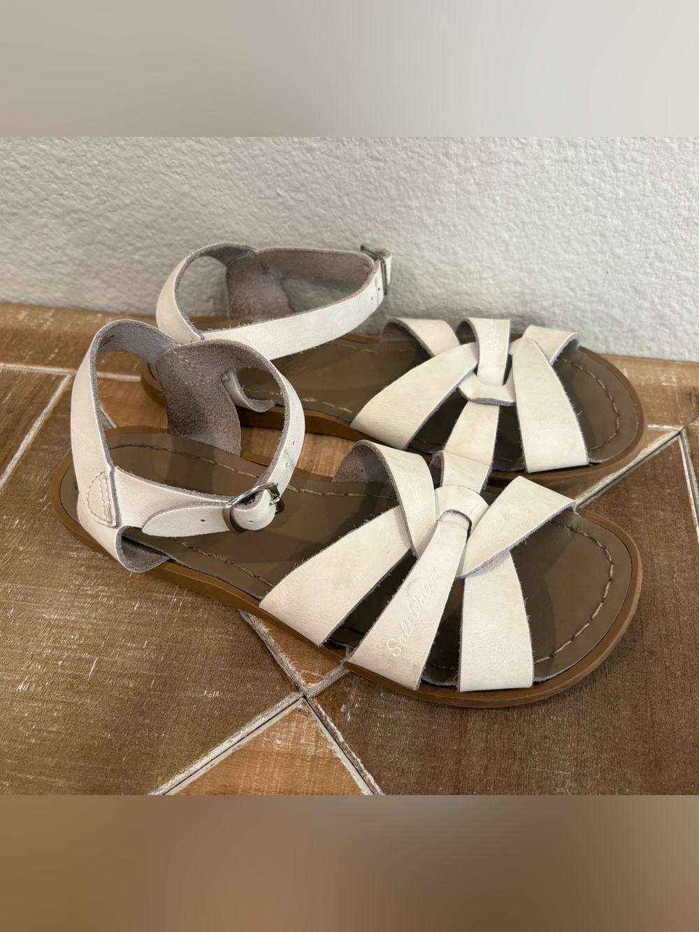 Saltwater Sandals Original White Leather Big Girls size 4 youth waterproof